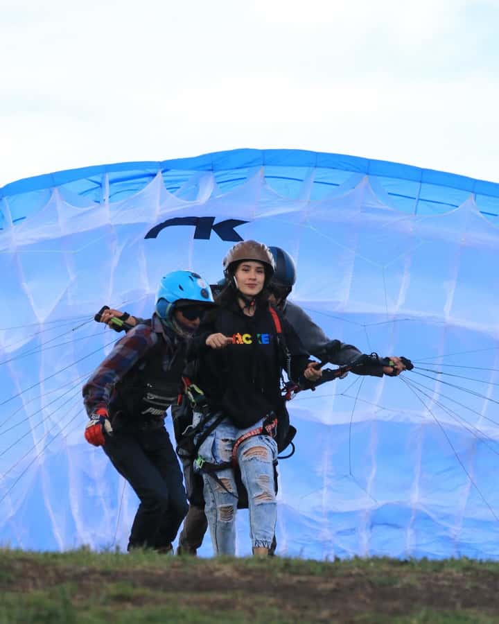 Bogota: Paragliding activity in La Calera with transfers - Gearing up in Guatavita: how the briefing sets you at ease