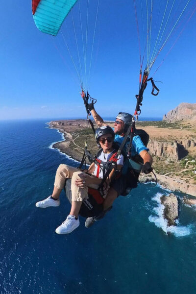 Cefalù: tandem paragliding flight and insta360 video - Before takeoff: pickup, briefing, and getting suited up