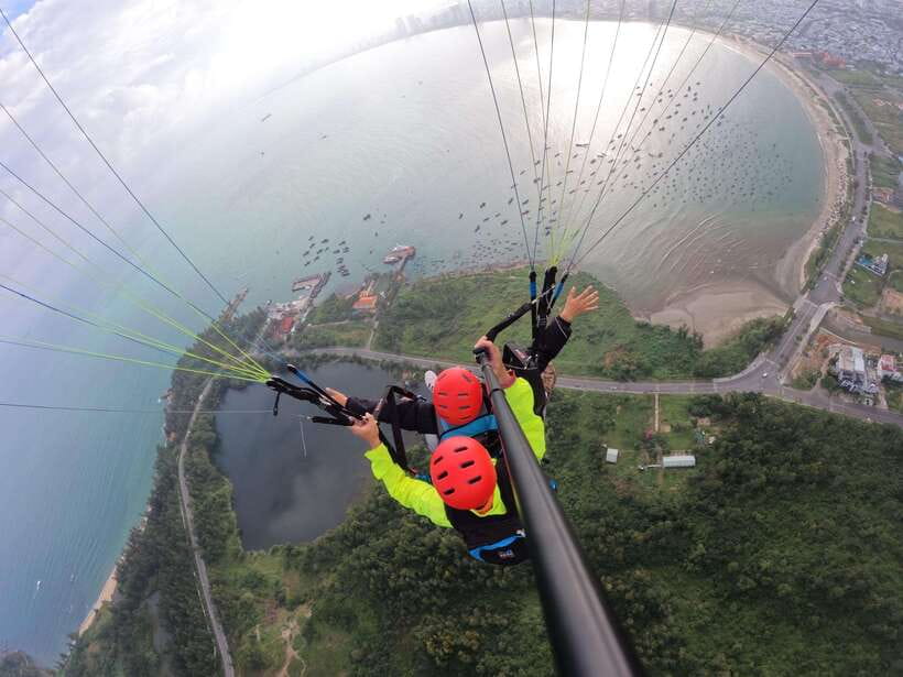 Da Nang Private paragliding experience on Monkey Mountain - The 600m flight: taking in Da Nang from a whole new angle