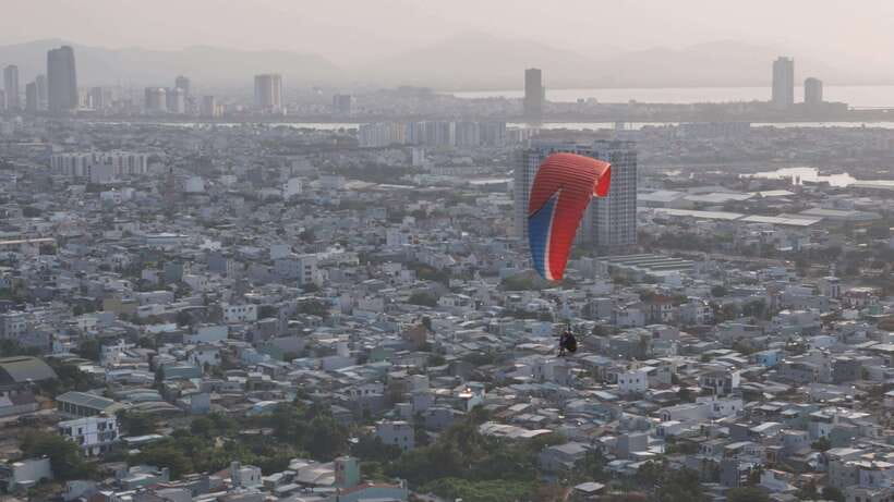 Da Nang Private paragliding experience on Monkey Mountain - Tandem control and safety: what the pilots actually do