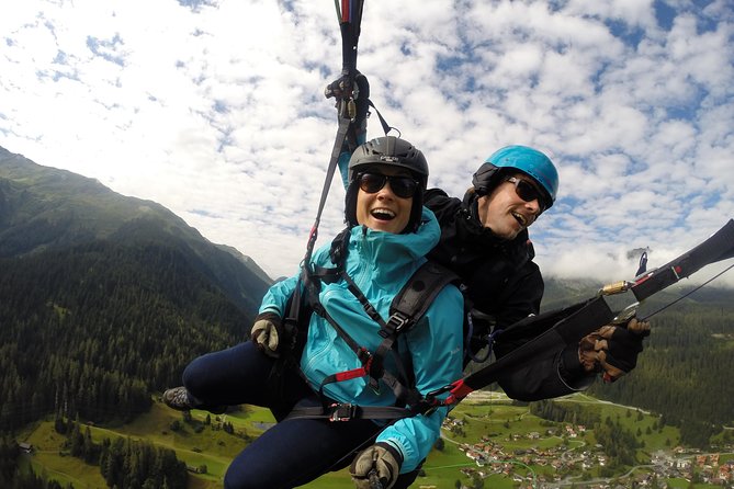 Davos Absolutely Free Flying Paragliding Tandem Flight 1'000 Meters High - 1,000 meters above Davos: why this flight feels so big