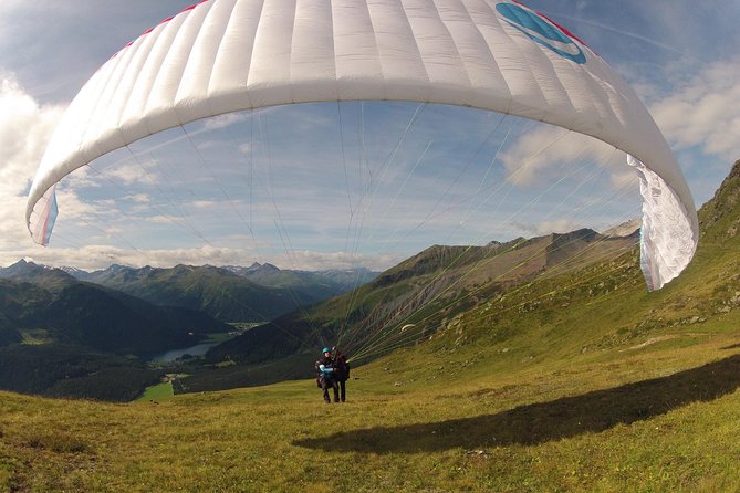 Davos Absolutely Free Flying Paragliding Tandem Flight 1'000 Meters High - Setup, briefing, and the takeoff run