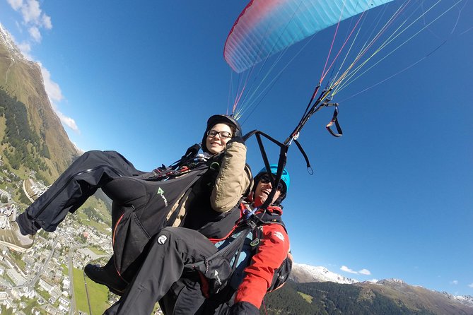 Davos Absolutely Free Flying Paragliding Tandem Flight 1'000 Meters High - Landing near the meeting point: the day stays simple