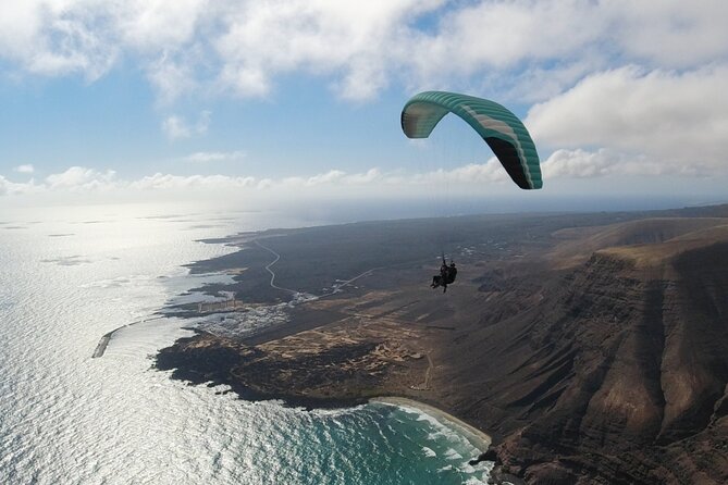 DISCOVERY FLIGHT tandem paragliding Lanzarote with pro pilot - Swiss Quality Pilots: Safety and Calm Communication