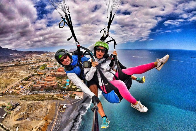 GOLD paragliding flight including videos/photos, t-shirt and a bottle of Cava - Price and logistics: what’s included, what’s on you