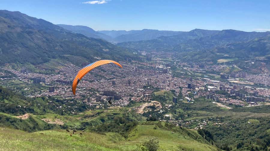 Medellín Paragliding - Go Pro Included - Safety first: professional pilots running the show