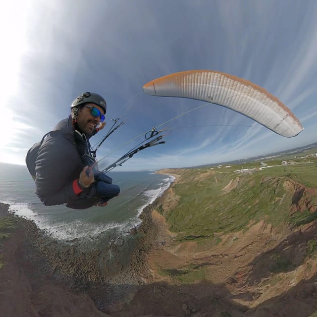 Nazare: Paragliding tandem flight - Acrobatics and thermal currents: when the ride turns adventurous