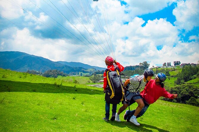 Paragliding flight in Medellin with expert pilots - Medellín Paragliding: What Makes This Flight Worth It