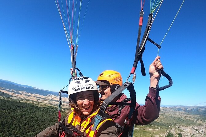 Paragliding flight in Sopelana - What happens before you fly: gear, helmet, and short instructions