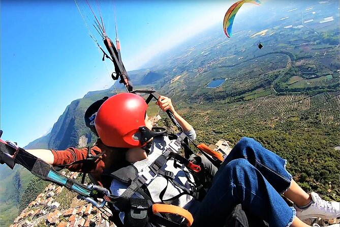 Paragliding flight over the Gardens of Ninfa - Key Highlights