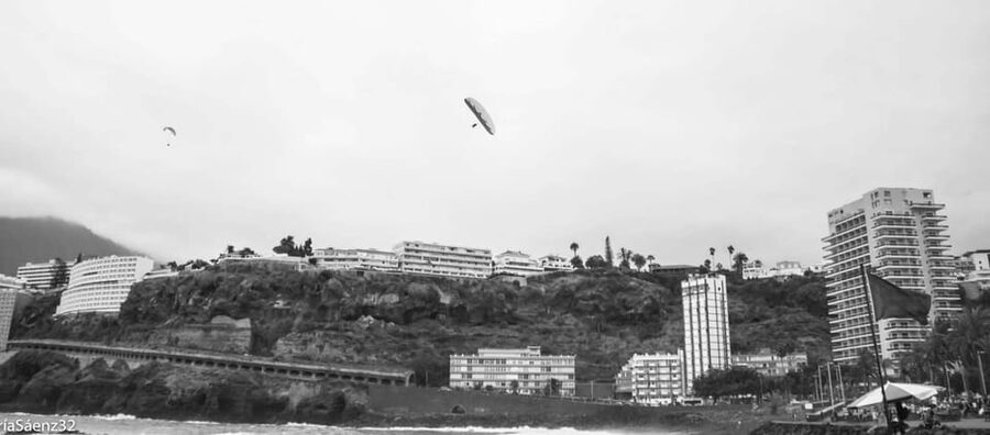 Paragliding in Puerto de la Cruz - Puerto de la Cruz and the Atlantic from above