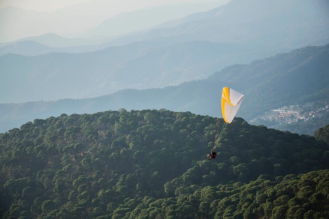 Paragliding in Valle de Bravo - The flight window: 30 minutes of lake, town, and protected nature