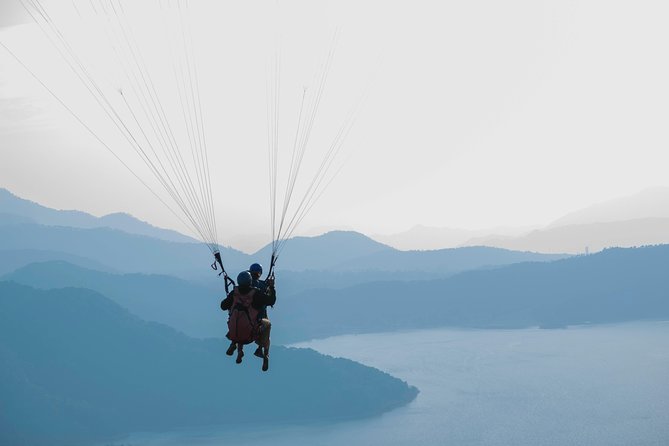 Paragliding in Valle de Bravo - Landing back by the lake garden: the calm finish