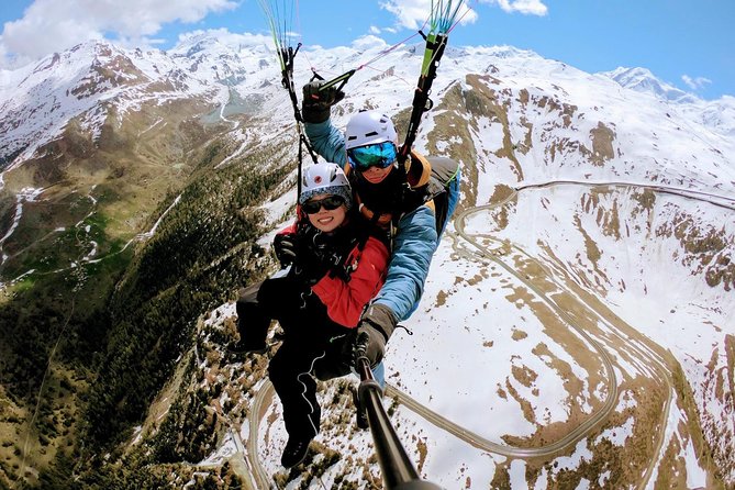 Paragliding mountain flight - Matterhorn views and the 4000-meter peak ring around Zermatt