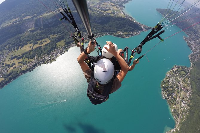 Paragliding Performance flight over the magnificent Lake Annecy - From First Steps to Strap-In Control: What Happens During the Flight