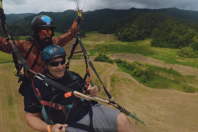 Paragliding tandem flight 1.500 ft & up - What to Wear: Comfortable Clothing and Sporting Shoes (No Sandals)