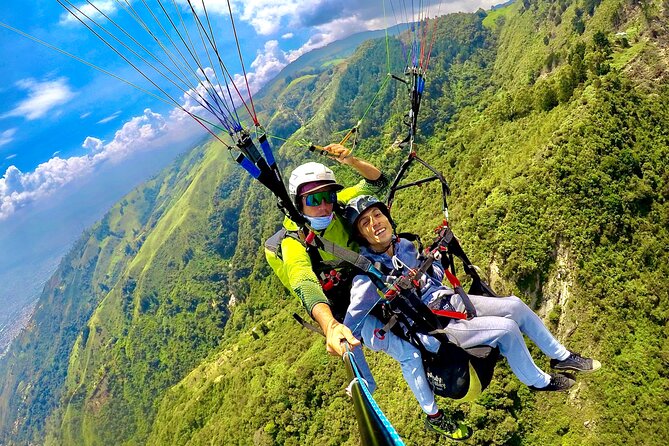 Paragliding With Xplore Colombia - The Pilot Team: Veteran Experience and Constant Training