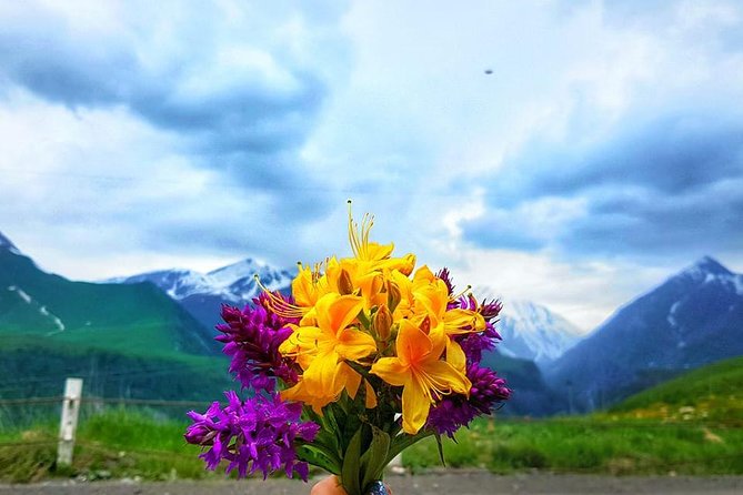 Private Full Day Tour In Kazbegi - Gudauri (Paragliding & Rafting) - Gergeti Trinity Church (2170 m): the main wow stop and the 4WD question