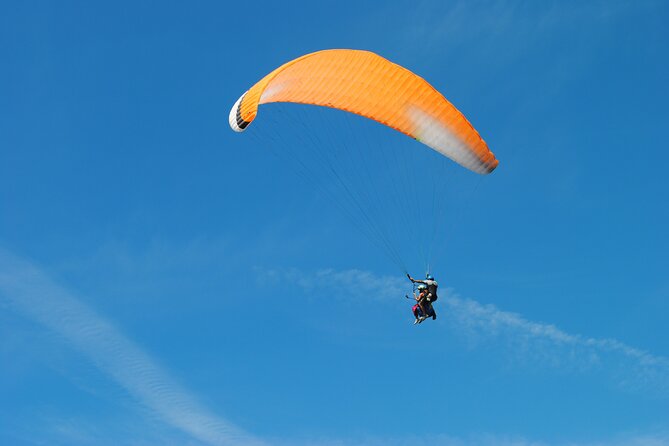 Private Tandem Paragliding Flight in Bizkaia - What the instructor experience can look like (fun moves or a calm ride)