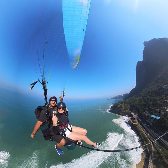 Rio de janeiro : Paragliding Tandem Flights over Rio - Touchdown at São Conrado Beach (and Getting Your Media Fast)