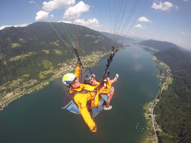 Tandem flight: Paragliding panorama tandem flight - The flight itself: Lake Ossiach under you, Wörthersee in the distance, Faakersee reflecting light