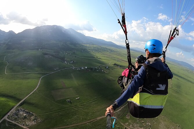 Tandem Paragliding in Durmitor National Park - The views: Durmitor massif and Black Lake from above