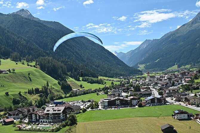 Tandem paragliding in the Stubai Valley near Innsbruck - Safety Setup and Pilot Style: Helmets, Belts, and Real Confidence