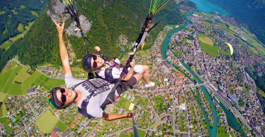 Zurich: Day trip to Interlaken incl. tandem paragliding - Zurich to Interlaken by bus: how the day really starts